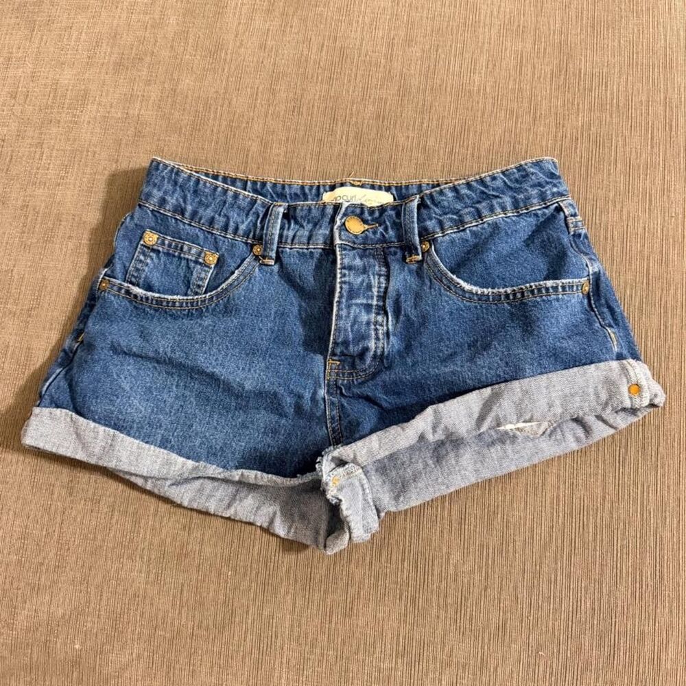 Y2K Rip Curl medium wash denim cuffed mini shorts, Size 27 🌊
